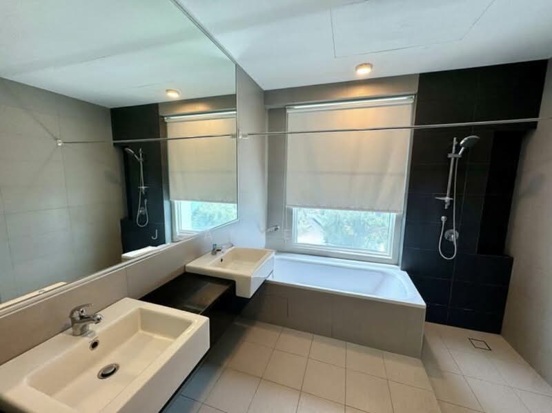 Kondominium untuk Disewa di Bayu Ferringhi Condominiums - Joanne Liw - Bathroom - PropertyGuru.com.my