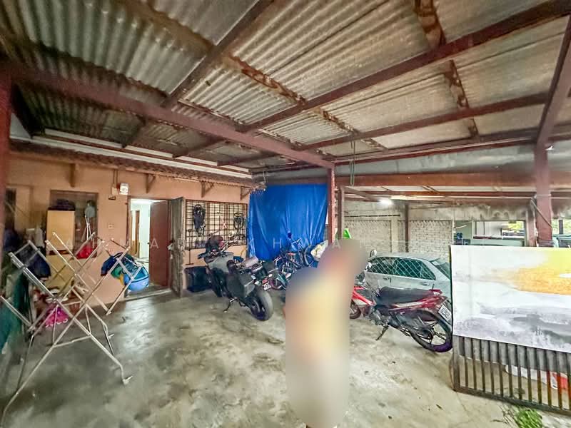 Terraced House for Sale in Kajang (Selangor) - Ahmad Ikhwan Arif - Car Park - PropertyGuru.com.my
