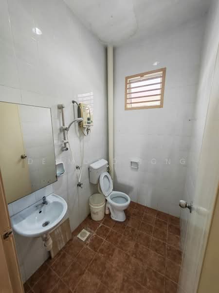 1-storey Terraced House for Rent in Taman Mount Austin (Tebrau) - Desmond Bong - Bathroom - PropertyGuru.com.my