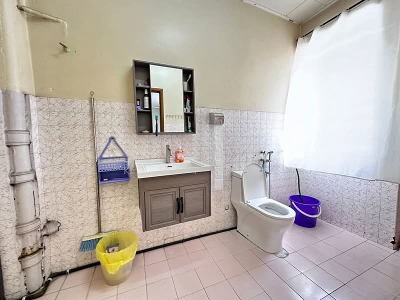 1.5-storey Terraced House for Sale in Taman Bukit Maluri (Kepong) - Kelly Lai - Bathroom - PropertyGuru.com.my