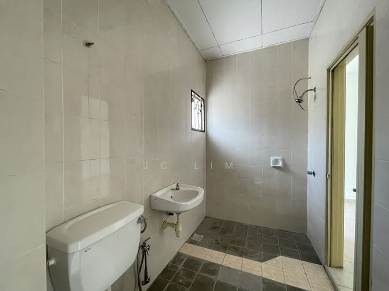 2-storey Terraced House for Sale in Taman Putra Prima (Puchong) - JC Lim - Bathroom - PropertyGuru.com.my