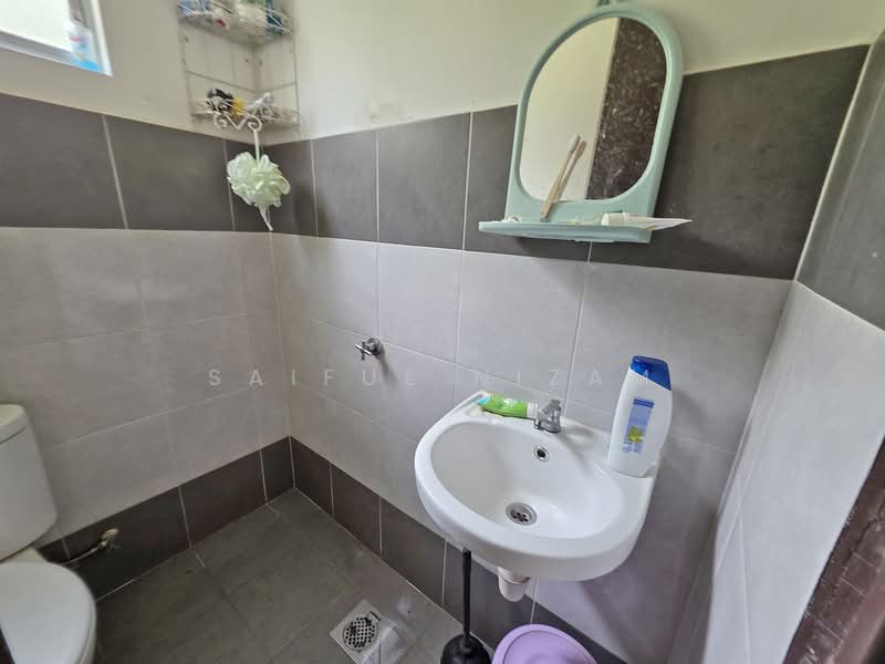 Semi-Detached House for Sale in Banting (Selangor) - Saiful Nizam - Bathroom - PropertyGuru.com.my