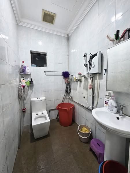 Taman Johor Jaya untuk Untuk Dijual - RM 600,000, Apr 2026 - Bathroom - PropertyGuru.com.my