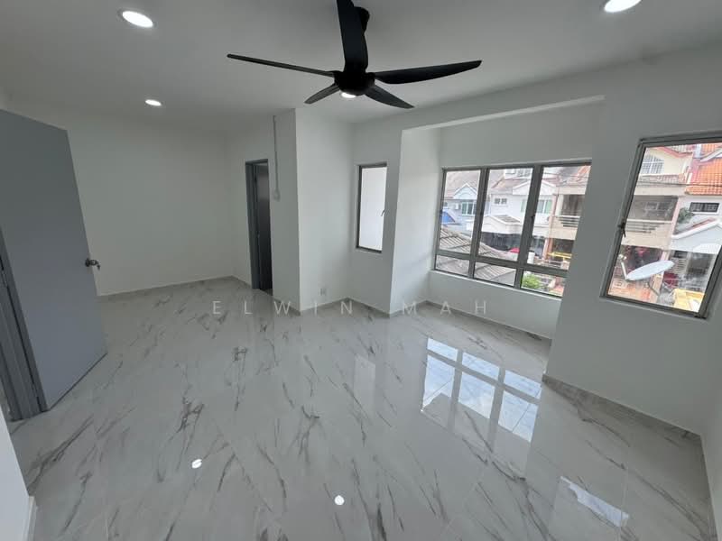 2-storey Terraced House for Sale in Bandar Country Homes (Rawang) - Elwin Mah - Living Room - PropertyGuru.com.my