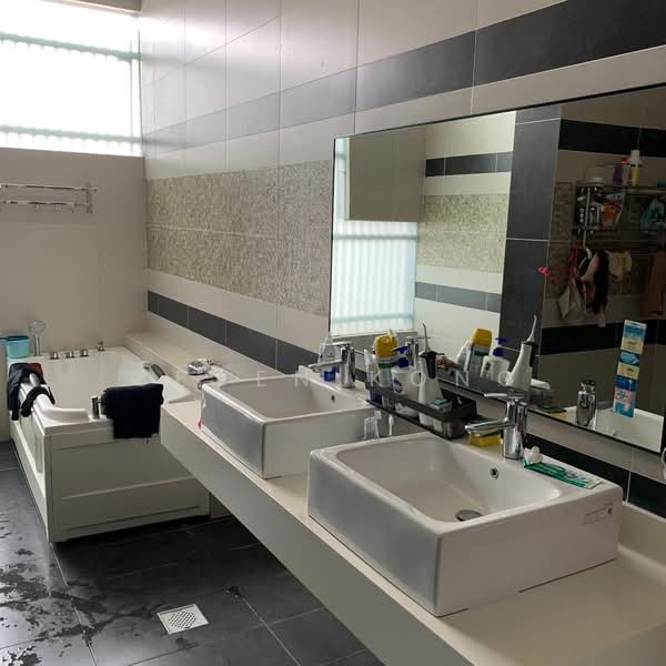 Semi-Detached House for Sale in Taman Perling (Perling) - Seven Kong - Bathroom - PropertyGuru.com.my