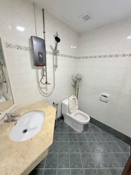 Gurney Beach Resort untuk Untuk Disewa - RM 4,500 /bulan, Mac 2026 - Bathroom - PropertyGuru.com.my