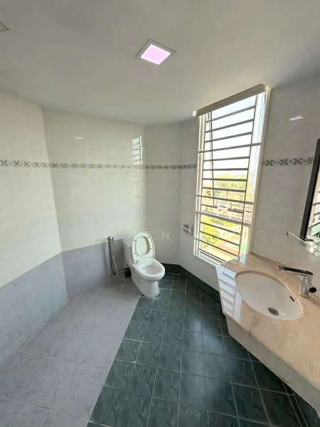 Gurney Beach Resort untuk Untuk Disewa - RM 4,500 /bulan, Mac 2026 - Bathroom - PropertyGuru.com.my
