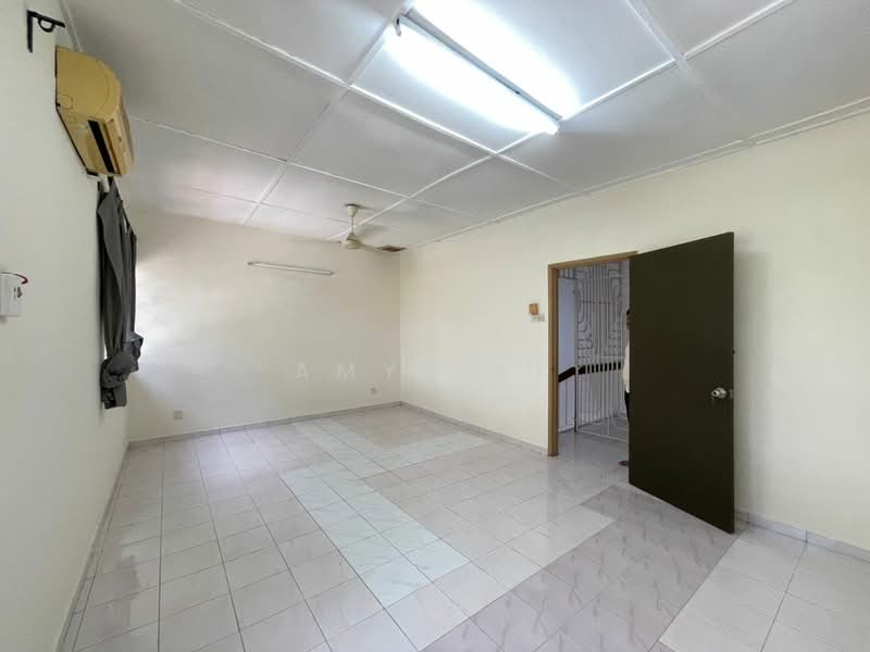 3-storey Terraced House for Sale in Taman Daya (Kepong) - Amy Yap - Living Room - PropertyGuru.com.my
