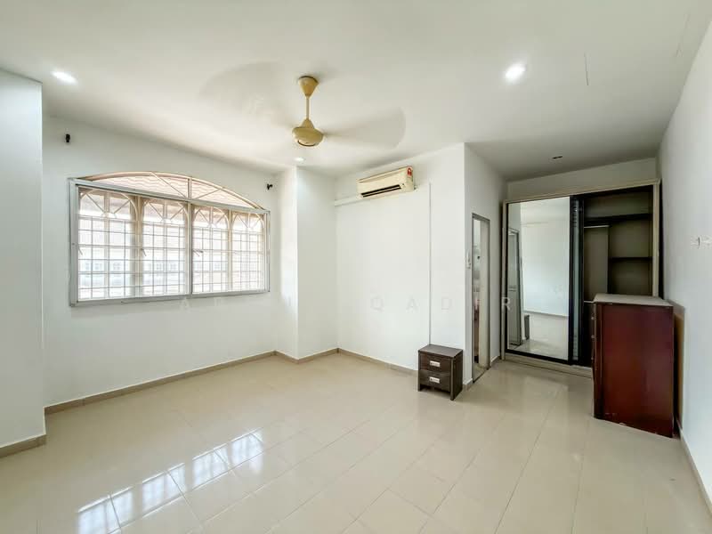 2-storey Terraced House for Sale in Bandar Bukit Puchong (Puchong) - Abdul Qadir - Bedroom - PropertyGuru.com.my