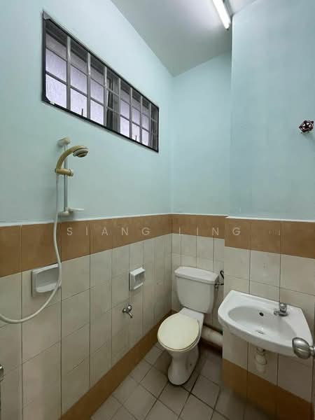 Batu Maung 2-Storey House For Rent Previously Kindergarten Large Compound Commercial Use untuk Untuk Disewa - RM 4,000 /bulan, Mac 2026 - Bathroom - PropertyGuru.com.my