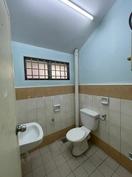 Batu Maung 2-Storey House For Rent Previously Kindergarten Large Compound Commercial Use untuk Untuk Disewa - RM 4,000 /bulan, Mac 2026 - Bathroom - PropertyGuru.com.my