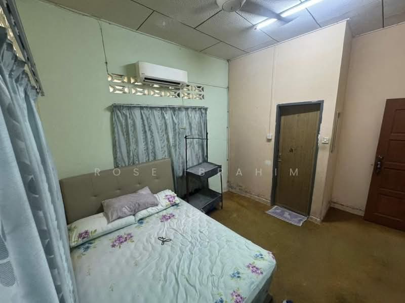 Semi-Detached House for Sale in Taman Purnama (Sungai Besar) - Rose Ibrahim - Bedroom - PropertyGuru.com.my