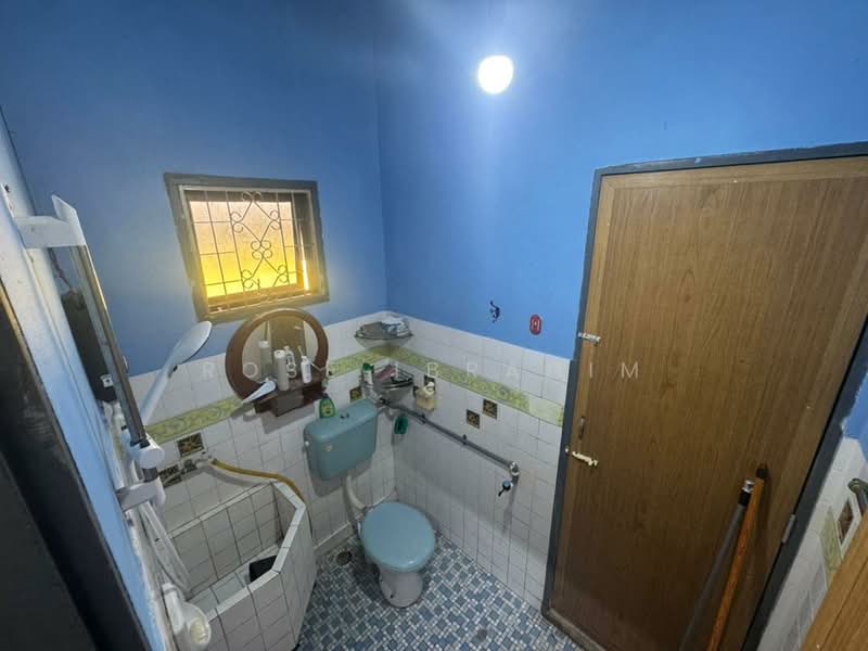 Semi-Detached House for Sale in Taman Purnama (Sungai Besar) - Rose Ibrahim - Bathroom - PropertyGuru.com.my