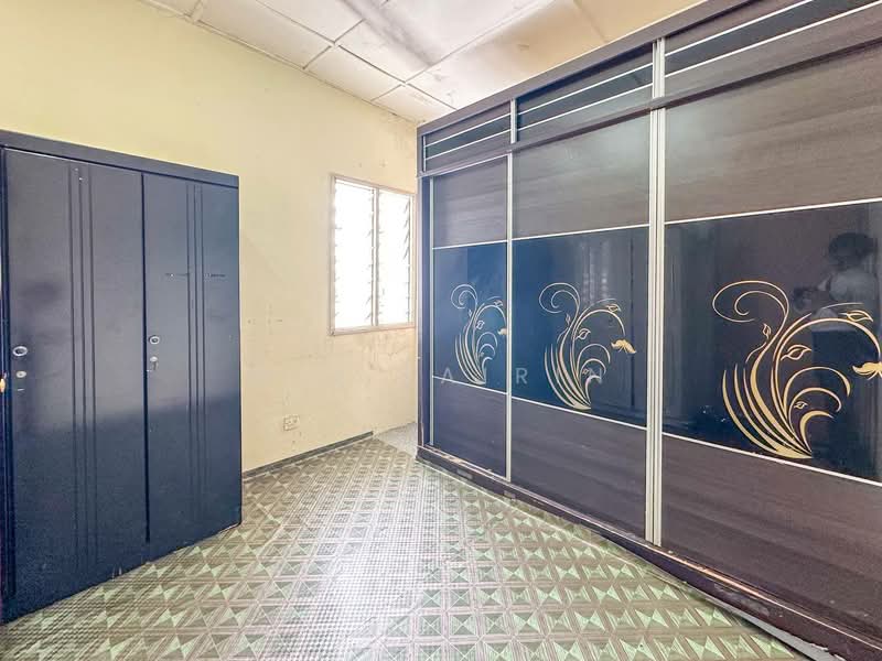 Flat for Sale at Pinggiran Batu Caves - M.J Zairin - Bedroom - PropertyGuru.com.my