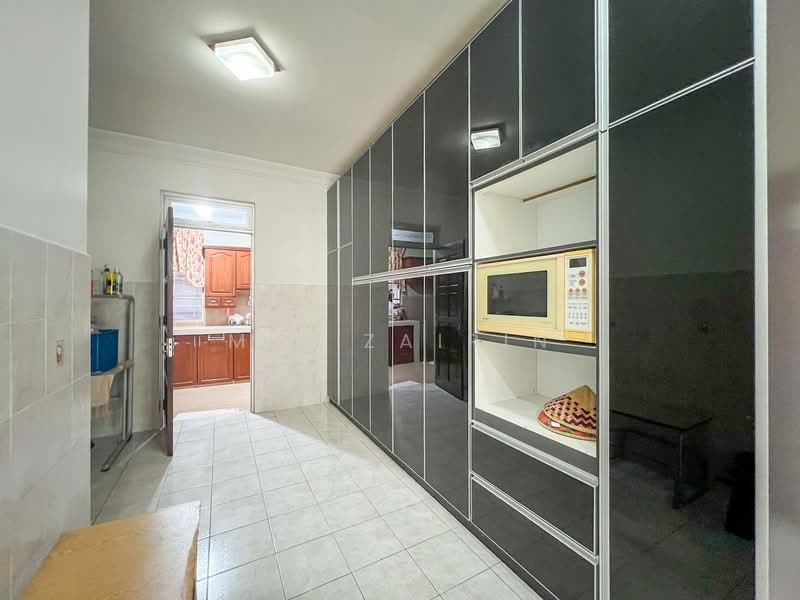 Semi-Detached House for Sale in Bandar Seri Putra (Bangi) - M.J Zairin - Kitchen - PropertyGuru.com.my