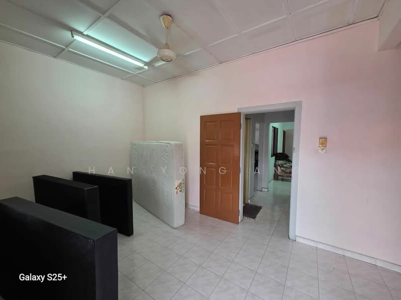 2-storey Terraced House for Sale in Taman Putri Kulai (Kulai) - Han Yong Ang - Living Room - PropertyGuru.com.my