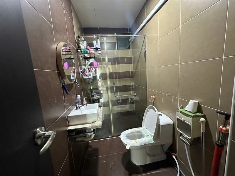 Service Residence for Sale at D'Inspire Residence (Inspira Bestari) - Leu Chun Wei - Bathroom - PropertyGuru.com.my
