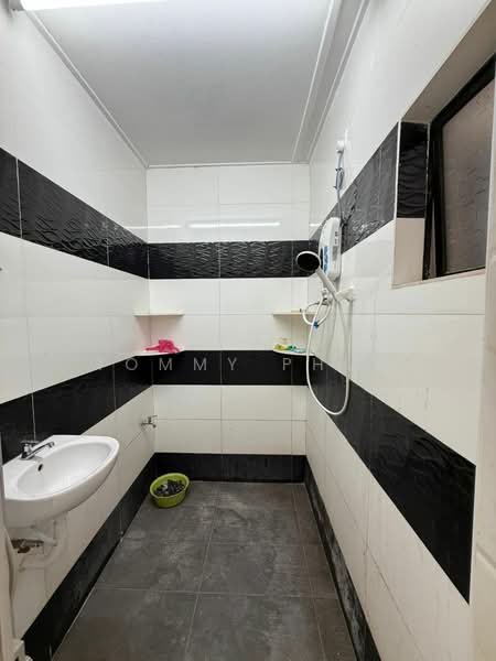 Jalan Rosmerah 3, Johor Jaya untuk Untuk Disewa - RM 1,399 /bulan, Mac 2026 - Bathroom - PropertyGuru.com.my