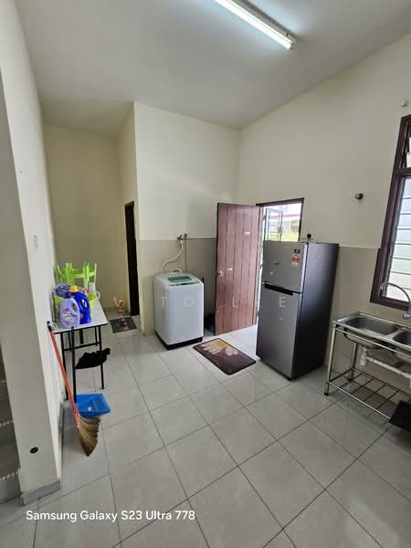 Taman Angkasa Nuri House untuk Untuk Disewa - RM 1,300 /bulan, Mac 2026 - Kitchen - PropertyGuru.com.my