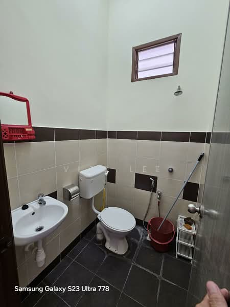 Taman Angkasa Nuri House untuk Untuk Disewa - RM 1,300 /bulan, Mac 2026 - Bathroom - PropertyGuru.com.my