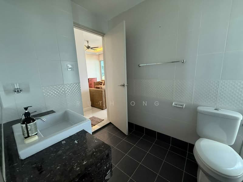 Kondominium untuk Dijual di 10 Island Resort - Ruth Ong - Bathroom - PropertyGuru.com.my