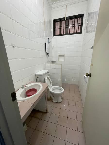 Taman Molek untuk Untuk Disewa - RM 1,800 /bulan, Mac 2026 - Bathroom - PropertyGuru.com.my