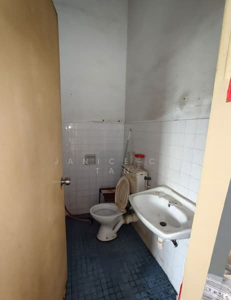Taman Puchong Indah untuk Untuk Dijual - RM 350,000, Mac 2026 - Bathroom - PropertyGuru.com.my