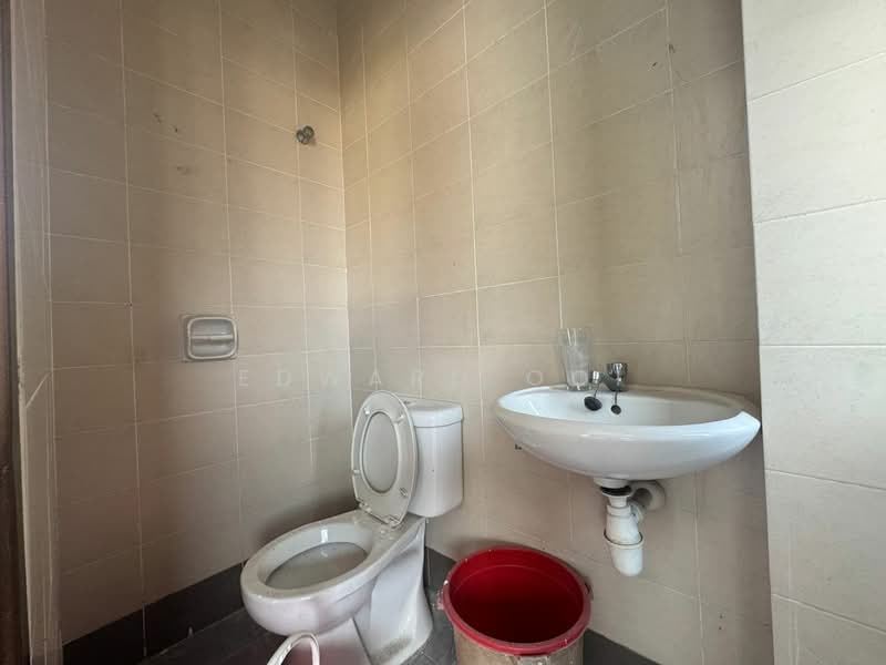 Rumah Bandar untuk Dijual di Taman Universiti Indah (Seri Kembangan) - Edward Ooi - Bathroom - PropertyGuru.com.my