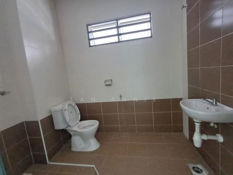 Semi-Detached House for Sale in Taman Panchor Indah (Nibong Tebal) - Tan ANNIE - Bathroom - PropertyGuru.com.my
