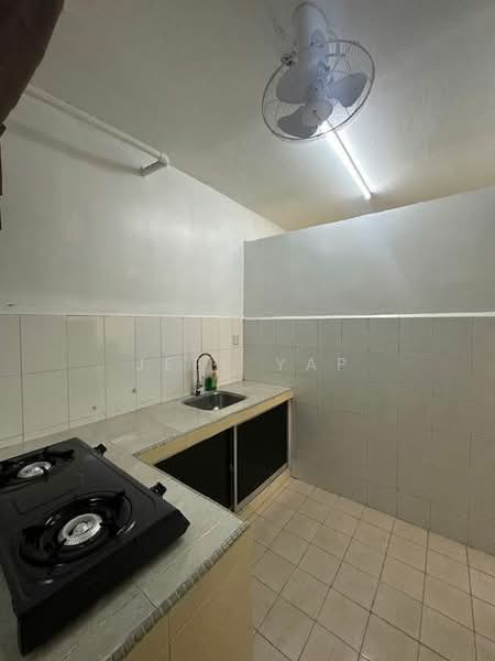Taman Megah Kepong untuk Untuk Disewa - RM 1,200 /bulan, Mac 2026 - Kitchen - PropertyGuru.com.my