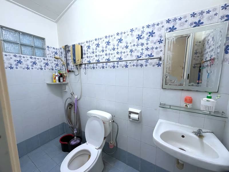 1-storey Terraced House for Sale in Taman Puteri Wangsa (Ulu Tiram) - Karl Lim - Bathroom - PropertyGuru.com.my