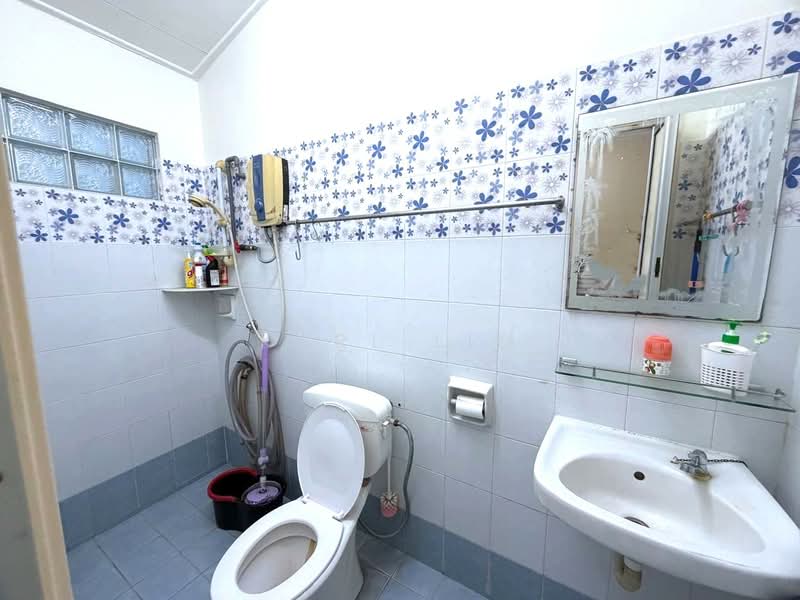 1-storey Terraced House for Sale in Taman Puteri Wangsa (Ulu Tiram) - Karl Lim - Bathroom - PropertyGuru.com.my