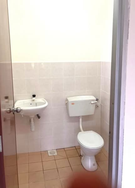 Kampung Jawa untuk Untuk Disewa - RM 1,500 /bulan, Mac 2026 - Bathroom - PropertyGuru.com.my