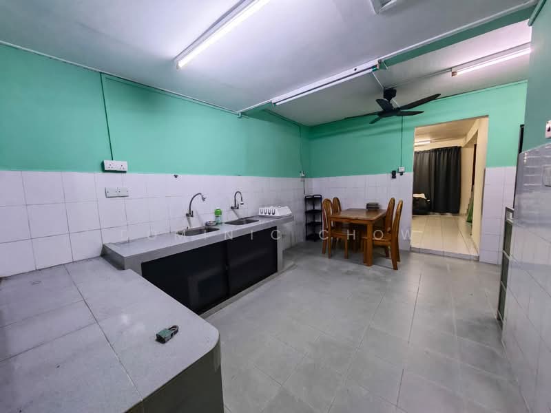 Taman Johor Jaya untuk Untuk Disewa - RM 1,500 /bulan, Mac 2026 - Kitchen - PropertyGuru.com.my