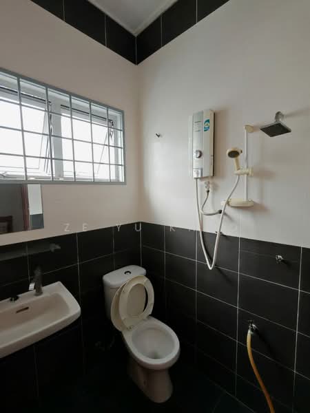 2-storey Terraced House for Sale in () - Ze Yu Khoo - Bathroom - PropertyGuru.com.my