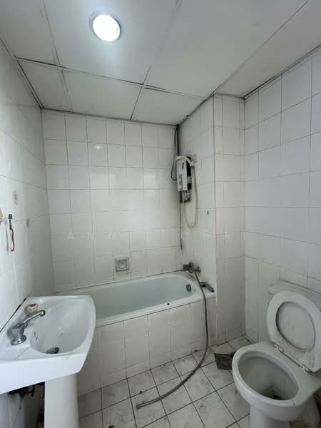 Kondominium untuk Disewa di Golden City - Angie Chai - Bathroom - PropertyGuru.com.my