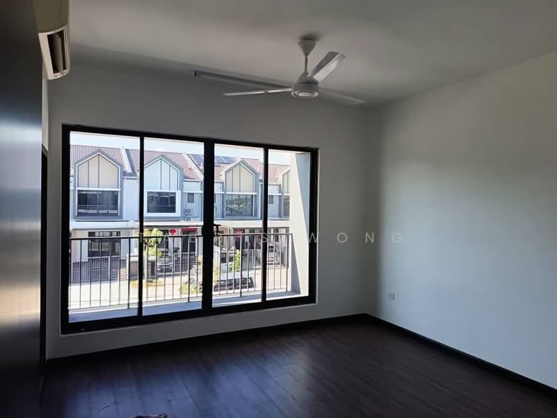 Bandar Bukit Raja : Lyra untuk Untuk Disewa - RM 1,900 /bulan, Mac 2026 - Balcony - PropertyGuru.com.my