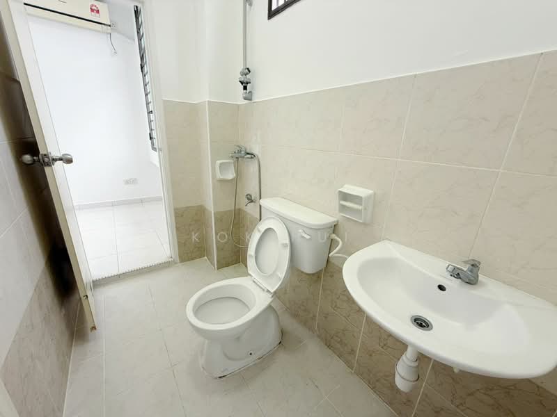Rumah Teres 2 Tingkat untuk Dijual di Taman Setia Indah (Tebrau) - Kok Hui - Bathroom - PropertyGuru.com.my