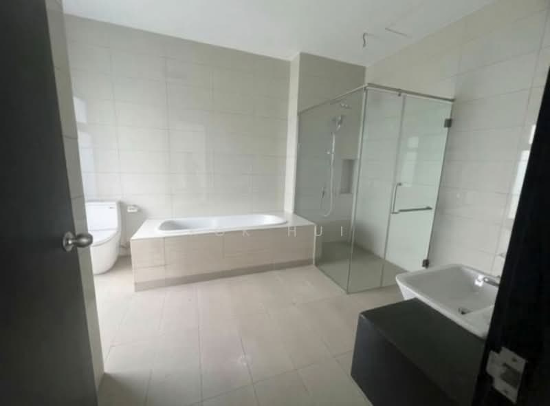 Semi-Detached House for Sale in Lenang Heights (Johor Bahru) - Kok Hui - Bathroom - PropertyGuru.com.my