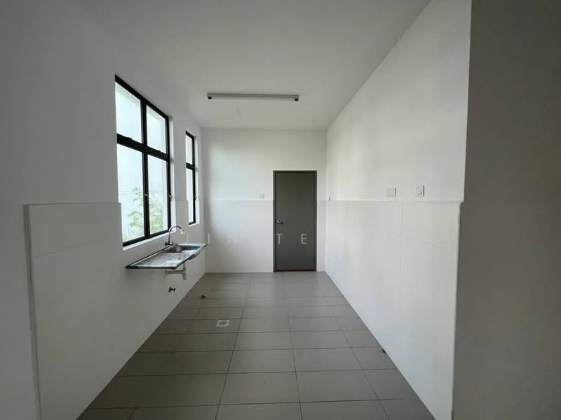 Cluster House for Sale in Taman Mutiara Mas (Skudai) - Jin Teok - Kitchen - PropertyGuru.com.my