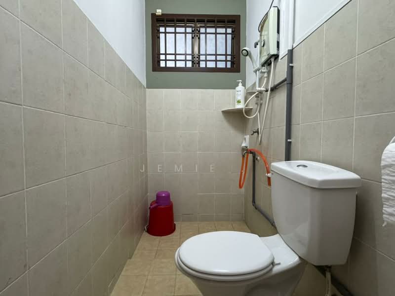 1-storey Terraced House for Rent in Taman Puteri Wangsa (Ulu Tiram) - Jemie . - Bathroom - PropertyGuru.com.my