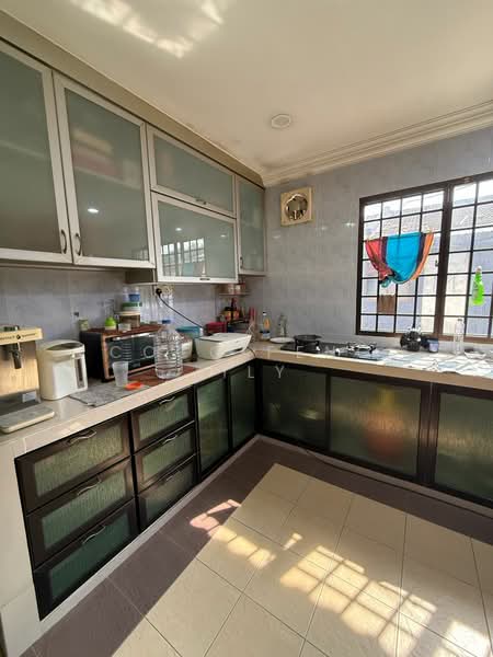 Taman Johor Jaya, Jalan Teratai untuk Untuk Dijual - RM 600,000, Mac 2026 - Kitchen - PropertyGuru.com.my