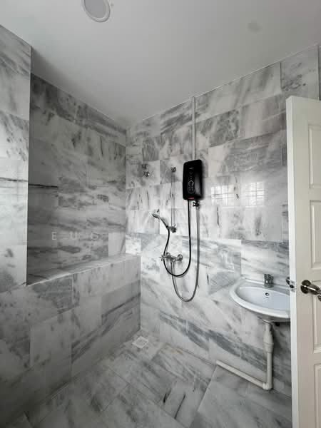 Semi-Detached House for Rent in Bandar Putra Permai (Seri Kembangan) - Eugene Wong - Bathroom - PropertyGuru.com.my