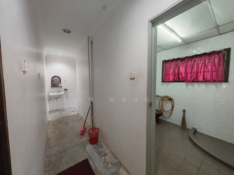 Kedai / Pejabat untuk Disewa di Taman Bukit Kempas (Tampoi) - CN Wang - Corridor - PropertyGuru.com.my
