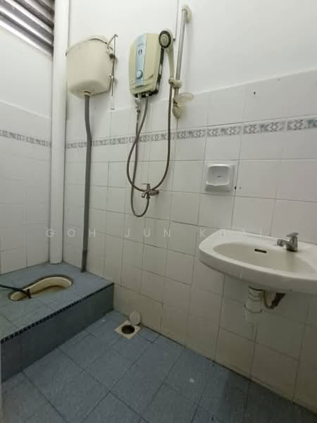 Taman Dahlia / Bukit Beruang @ Double Storey Terrace untuk Untuk Disewa - RM 1,100 /bulan, Mac 2026 - Bathroom - PropertyGuru.com.my
