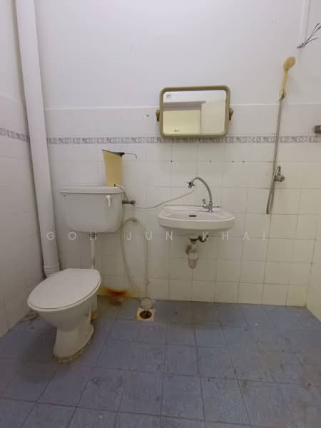 Taman Dahlia / Bukit Beruang @ Double Storey Terrace untuk Untuk Disewa - RM 1,100 /bulan, Mac 2026 - Bathroom - PropertyGuru.com.my