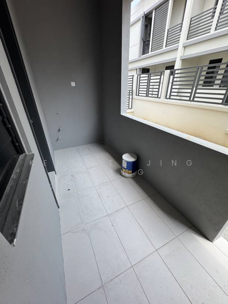 Semi-Detached House for Sale in Amverton Hills (Sungai Buloh) - Kent Lee Jing Guang - Balcony - PropertyGuru.com.my