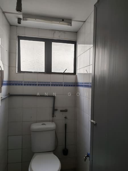 Shop / Office for Rent in Taman Pinggiran Putra (Seri Kembangan) - Ann Goh - Bathroom - PropertyGuru.com.my