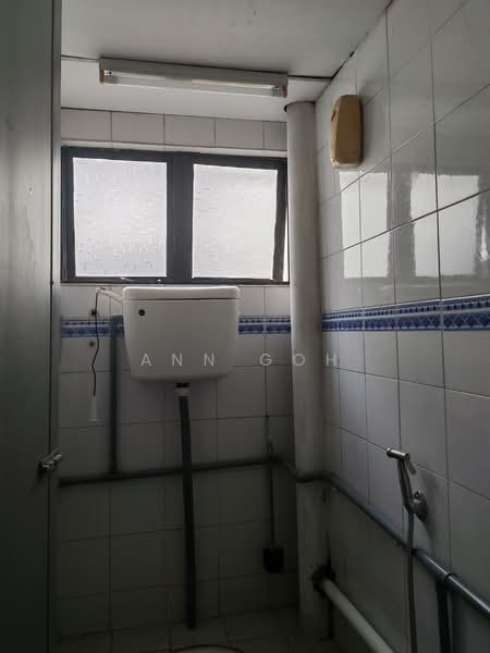 Shop / Office for Rent in Taman Pinggiran Putra (Seri Kembangan) - Ann Goh - Bathroom - PropertyGuru.com.my