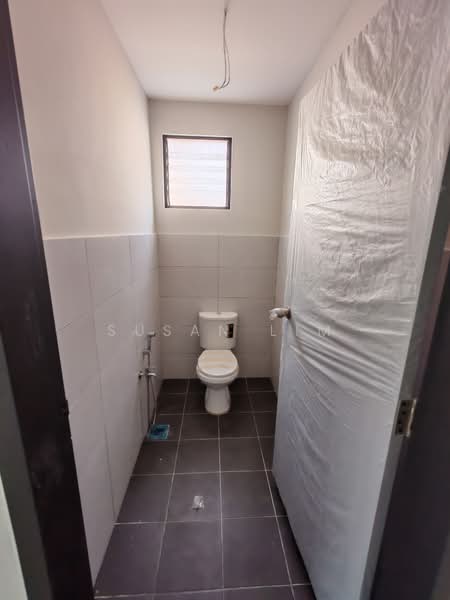 Shop / Office for Rent in Ayer Molek (Melaka) - Susan Lim - Bathroom - PropertyGuru.com.my
